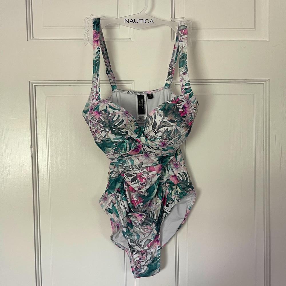 Nip tuck One piece Swimsuit Tropical Design Small 4 Women EUC